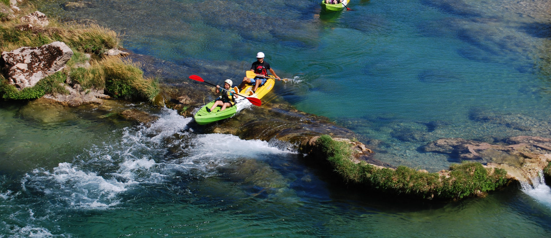 Letland, mensen zitten in een kano op het water door Gauja NP