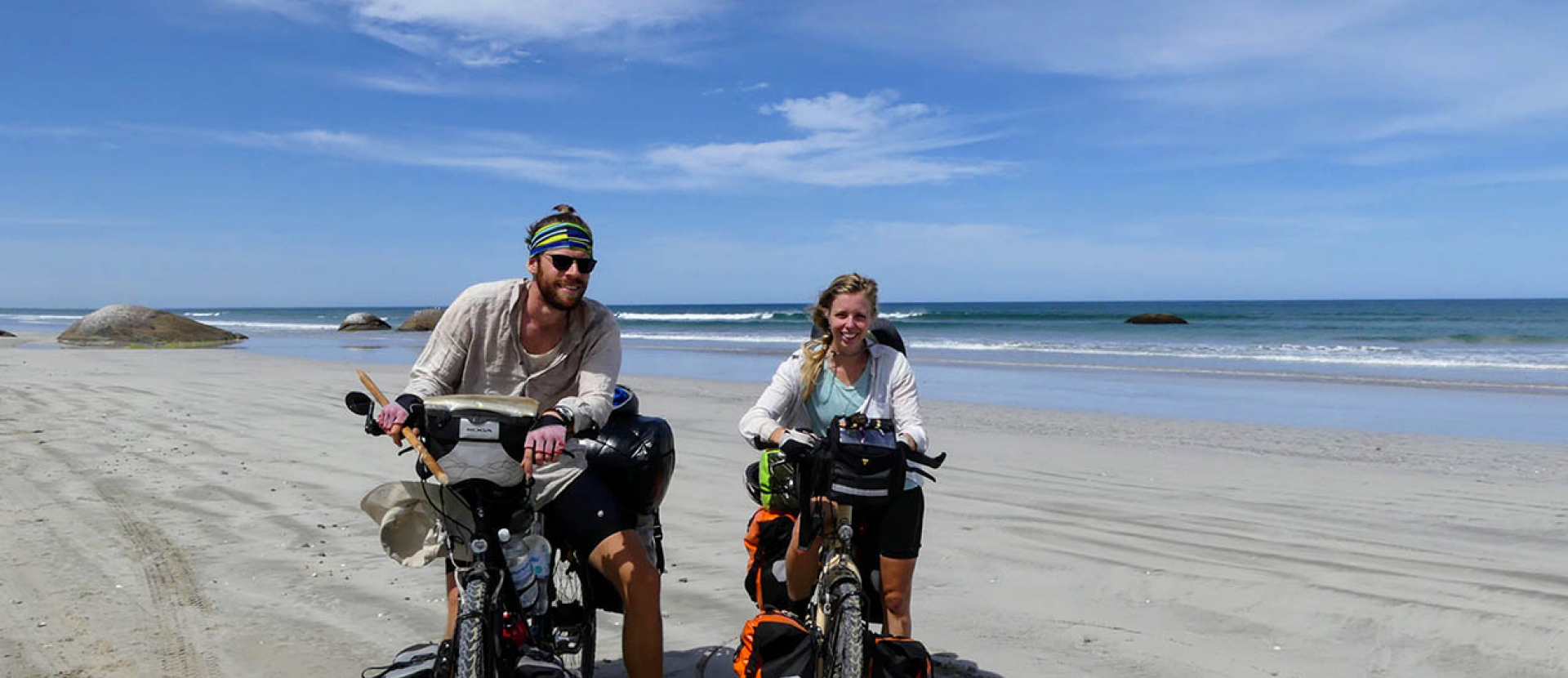 Koppel op strand in Australië