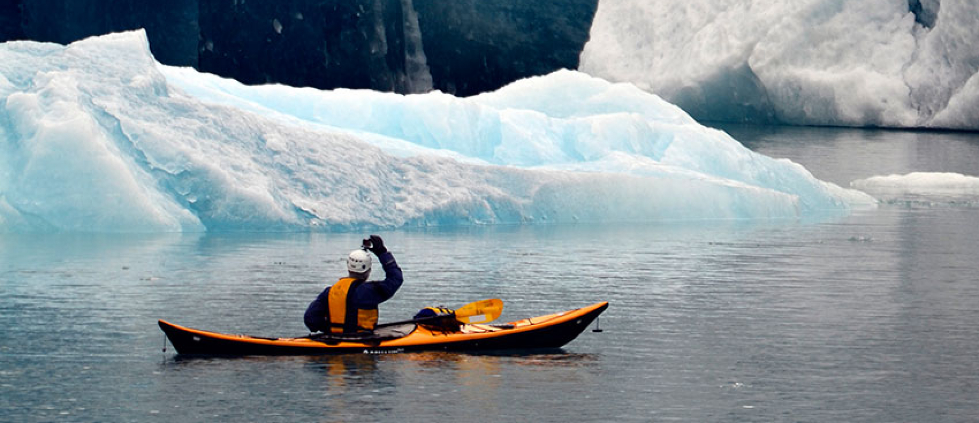 Noorwegen, man zit in een kano naast het ijs