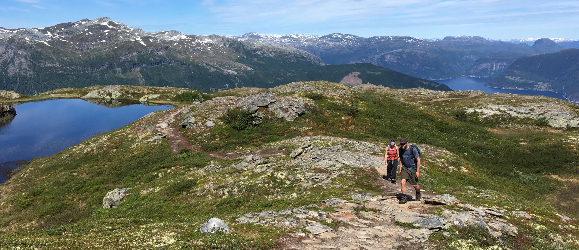 Noorwegen, man wandelt de wandelroute Fjordruta
