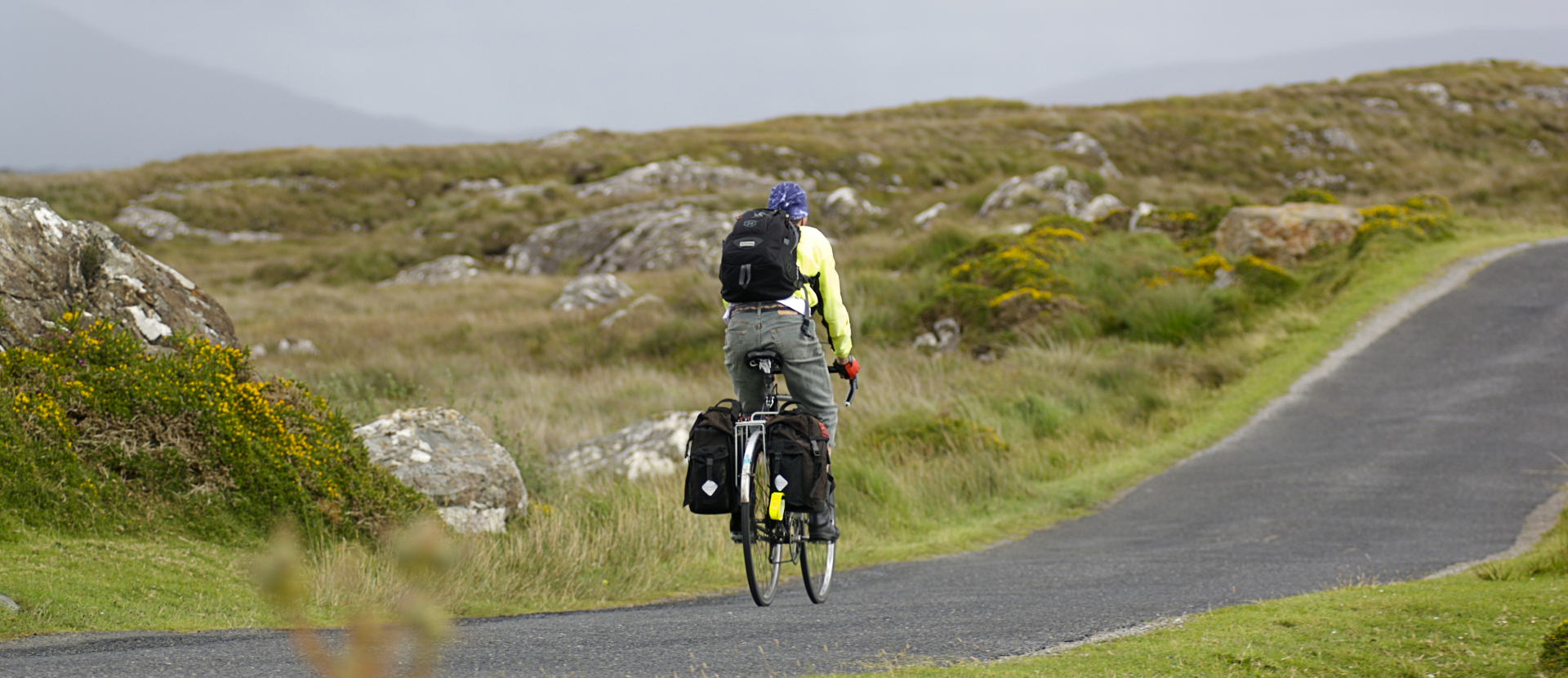 Ierland, man fietst op de weg