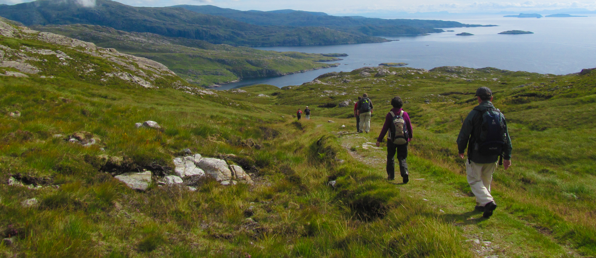 Ierland, mensen wandelen naast de kust