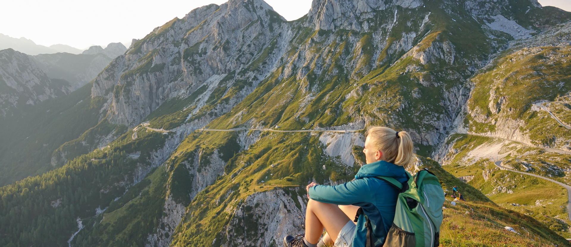 Slovenie, vrouw geniet van het uitzicht
