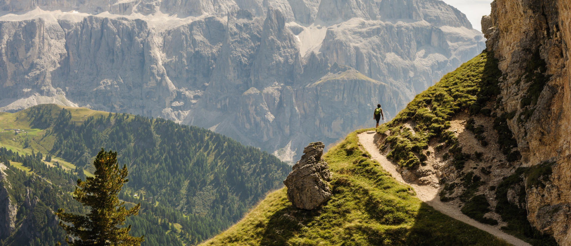 Dolomieten, vrouw loopt in de bergen