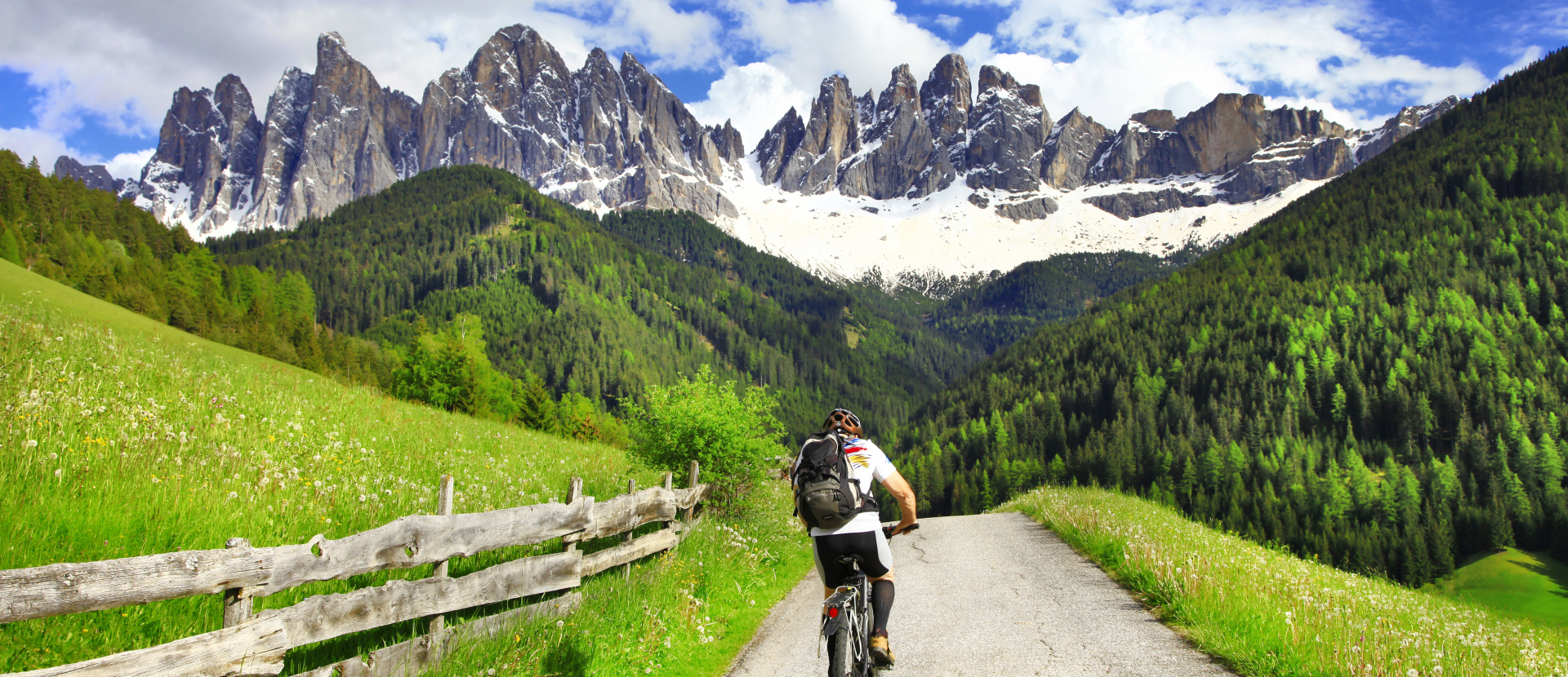 Man mountainbiket in de Dolomieten