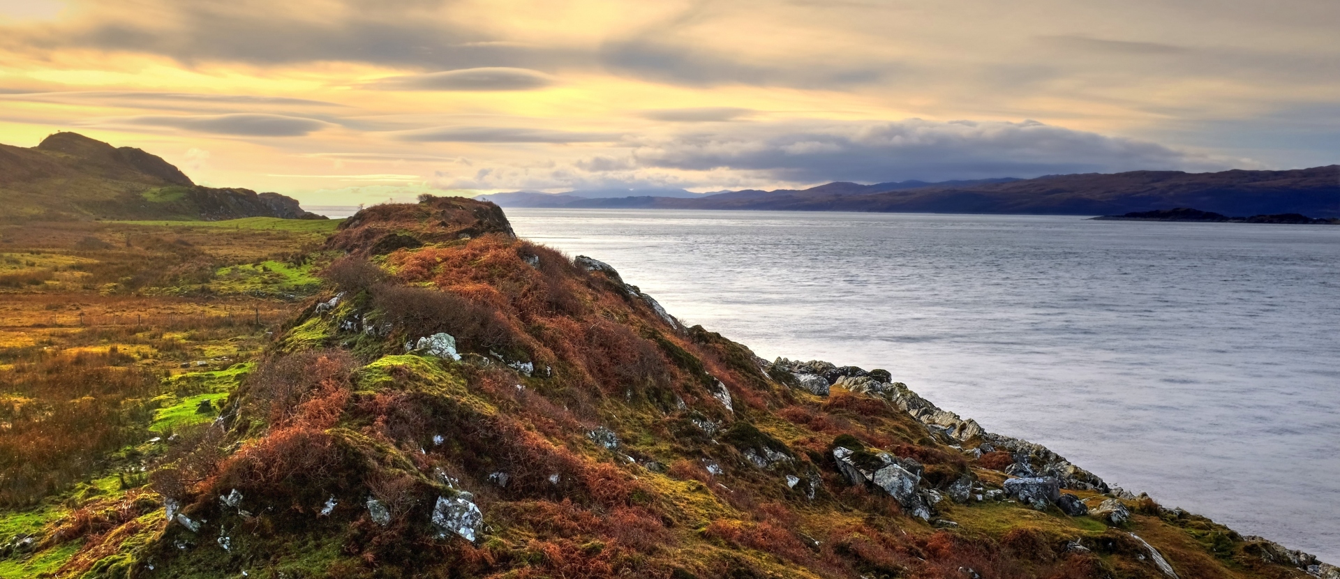 Schotland, Jura, foto van de bergen aan het water