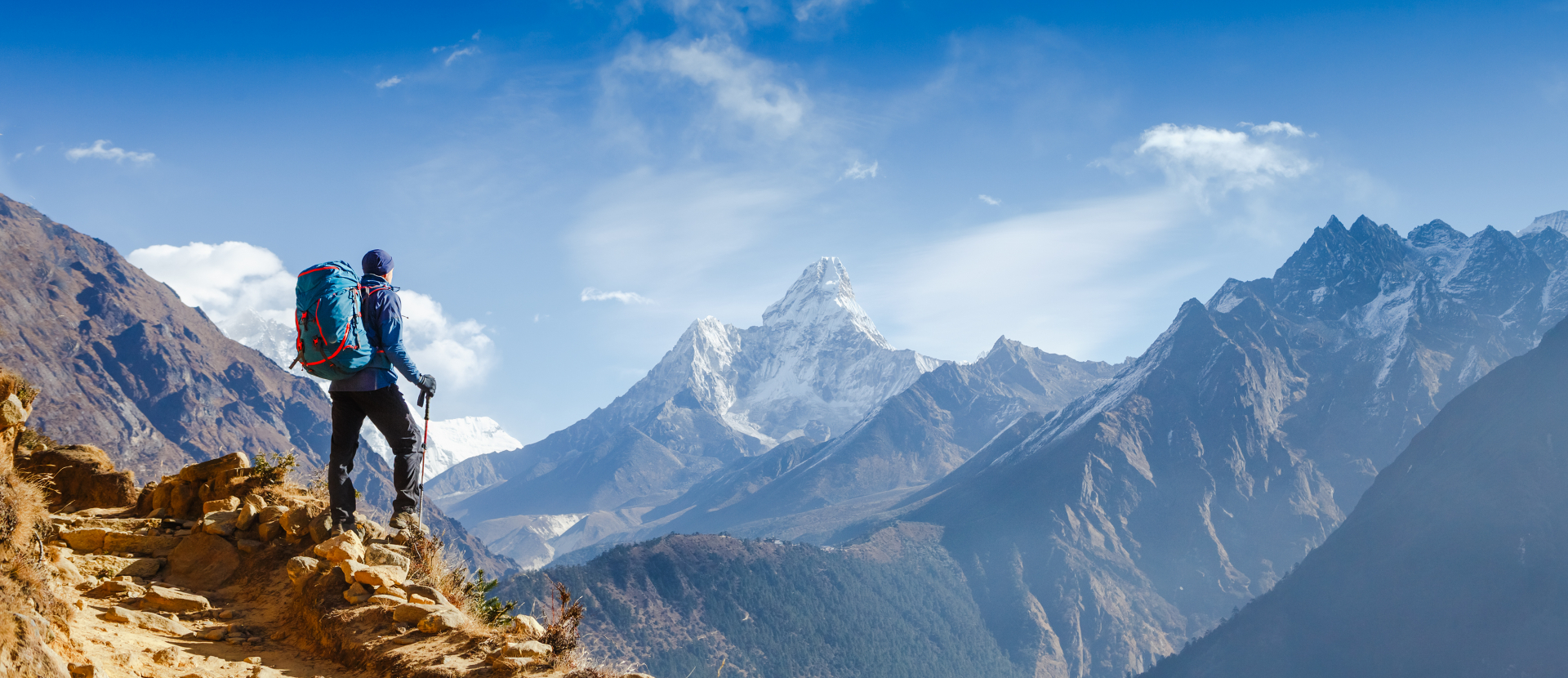Nepal, man wandelt in de bergen
