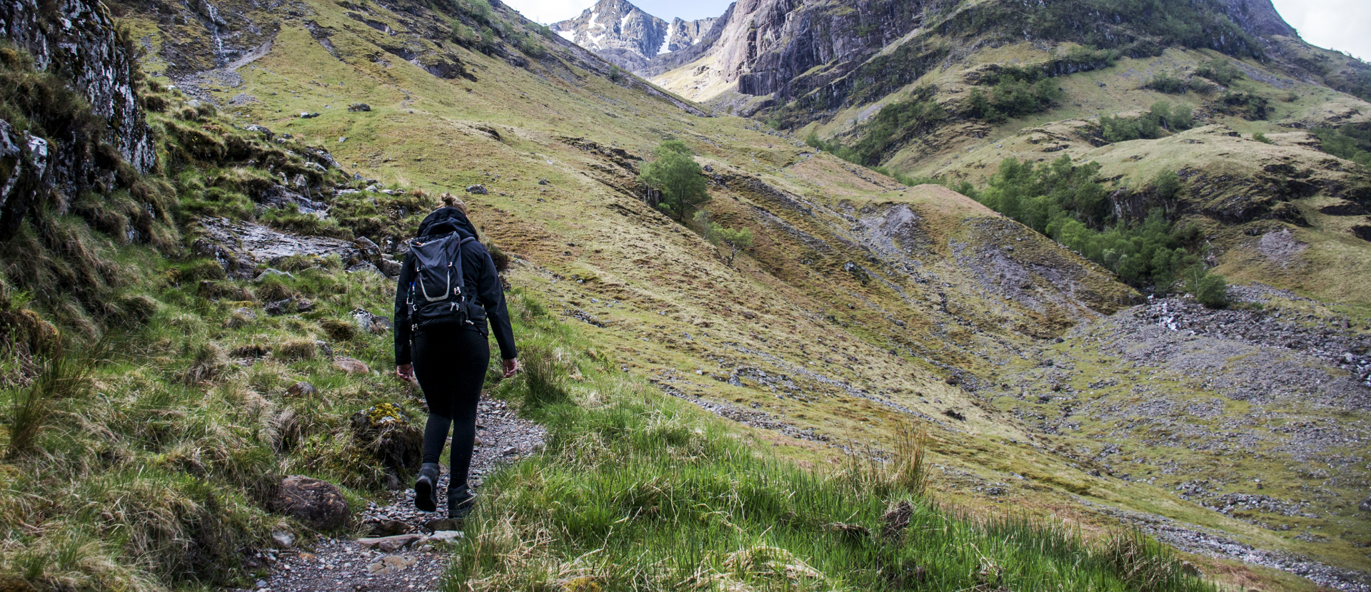Schotland, vrouw wandelt door de bergen