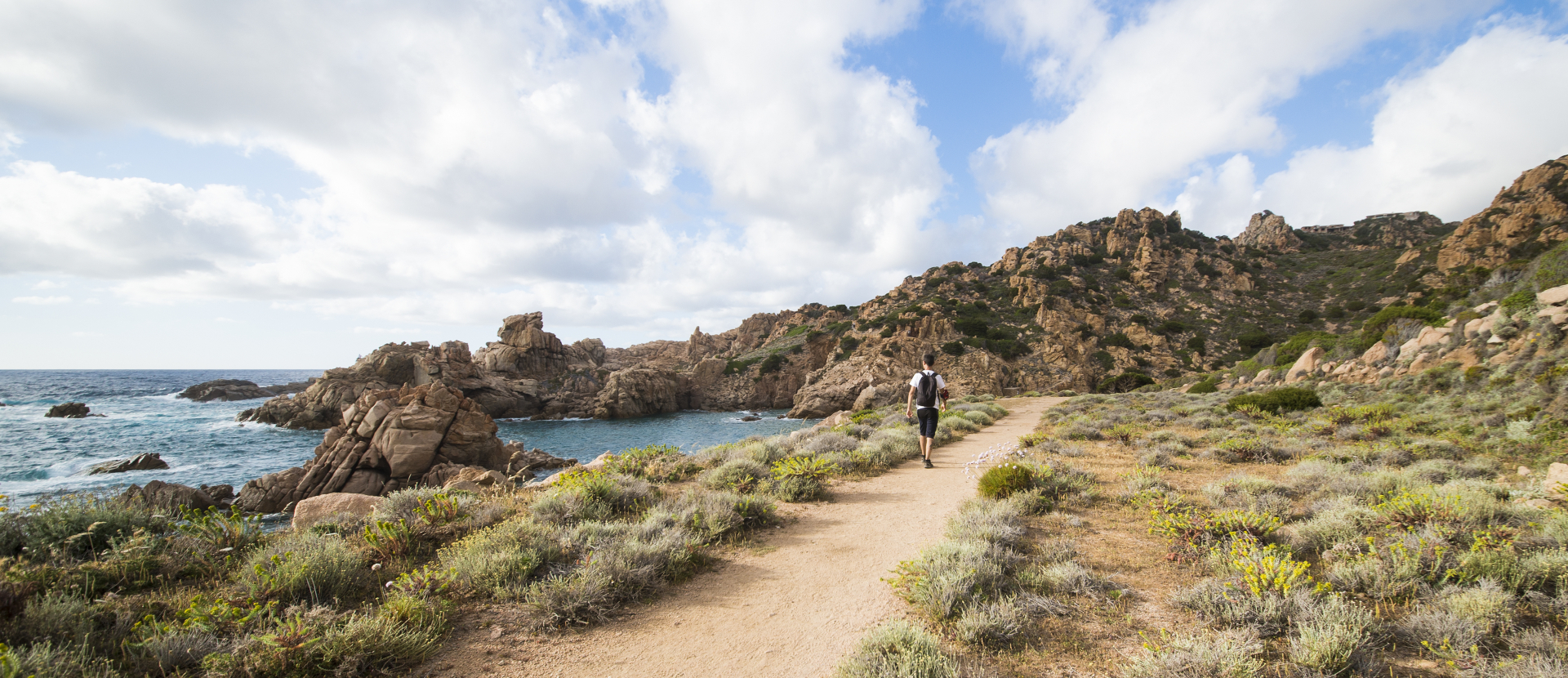 Sardinië, man loopt langs de kust