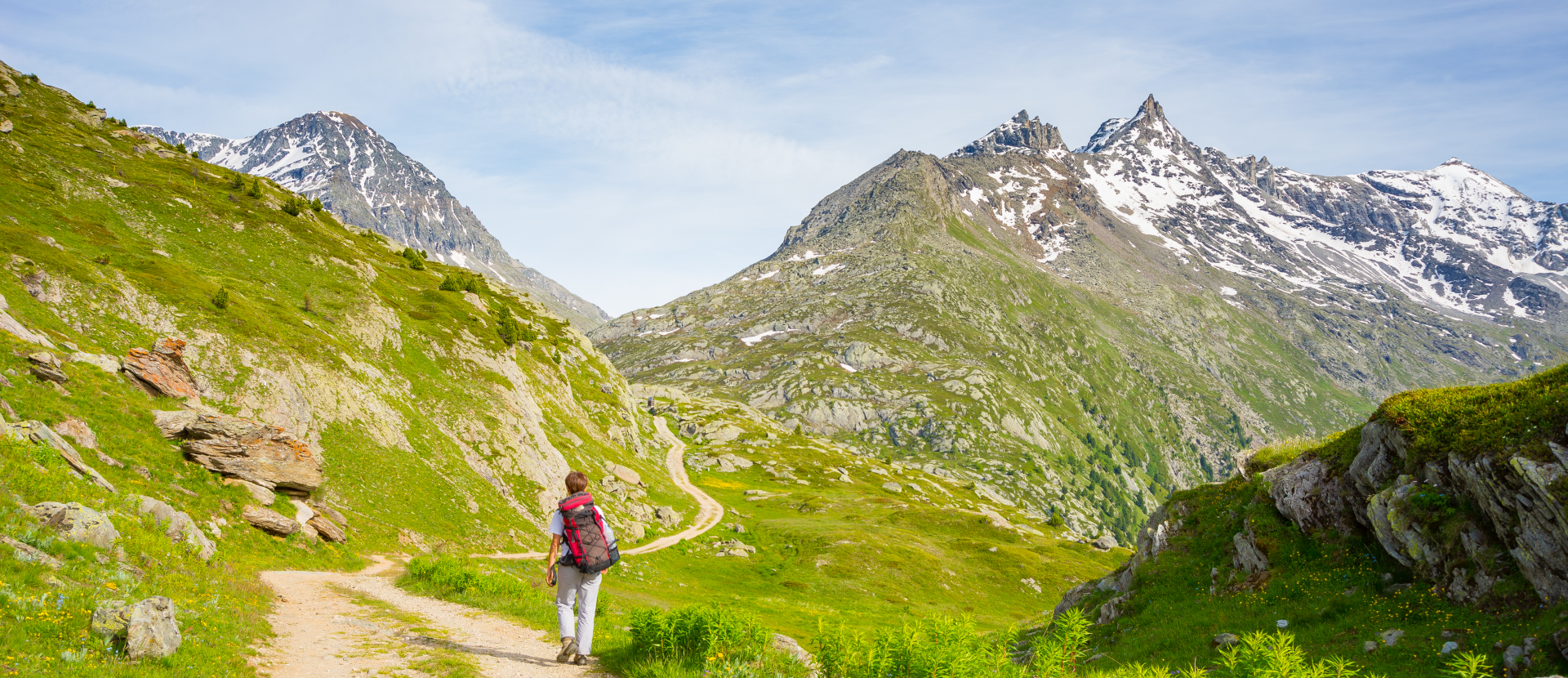 Valle d'Aosta, vrouw loopt in de bergen