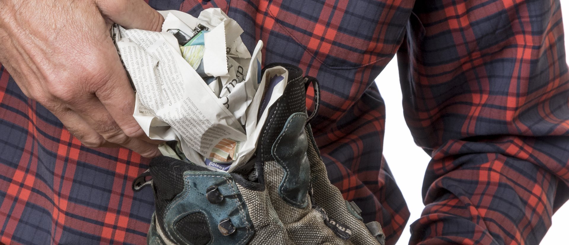 Prop kranten in schoenen