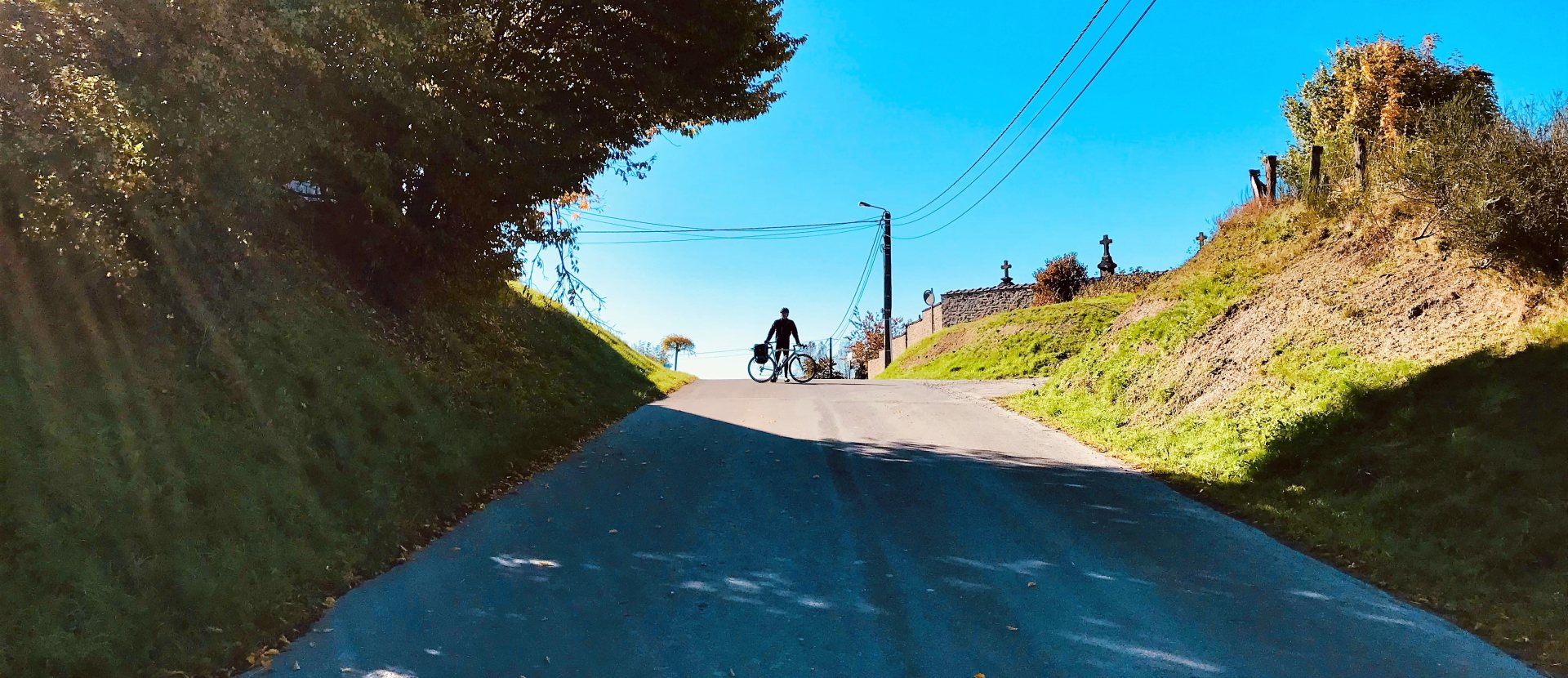 Fietser op weg naar Bertrix