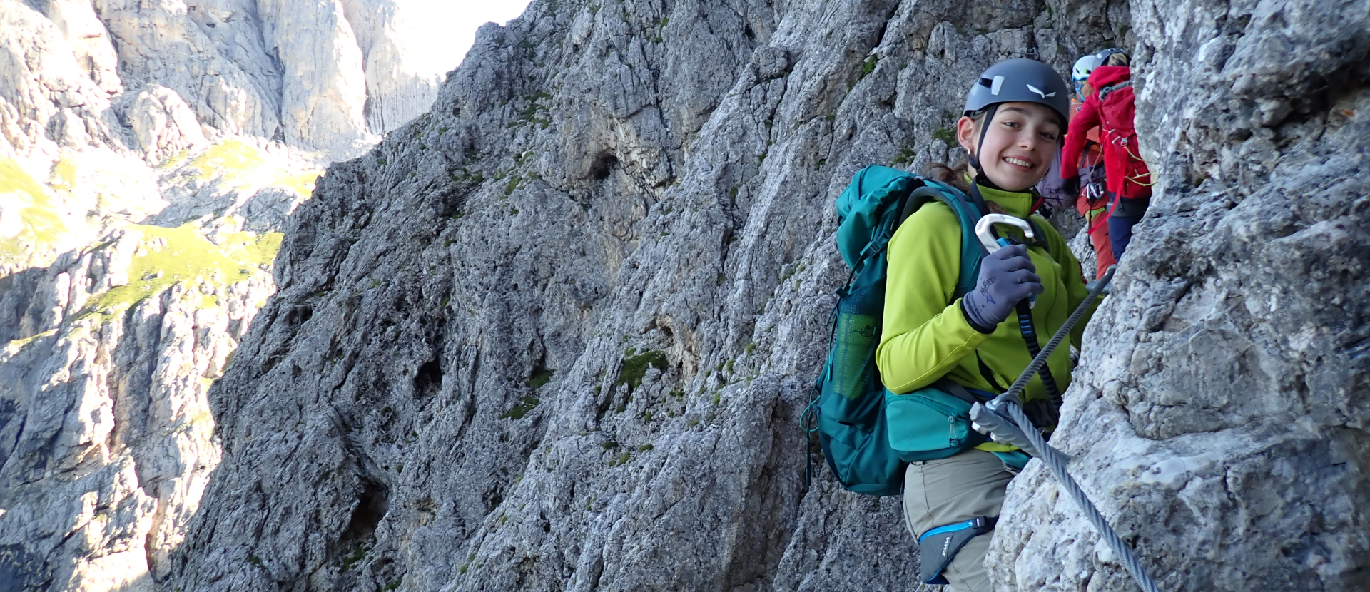 Dame die lachend in de camera kijkt, met een karabiner in haar handen