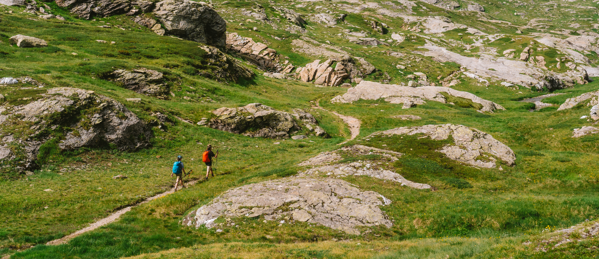 Twee mensen die door de bergen lopen