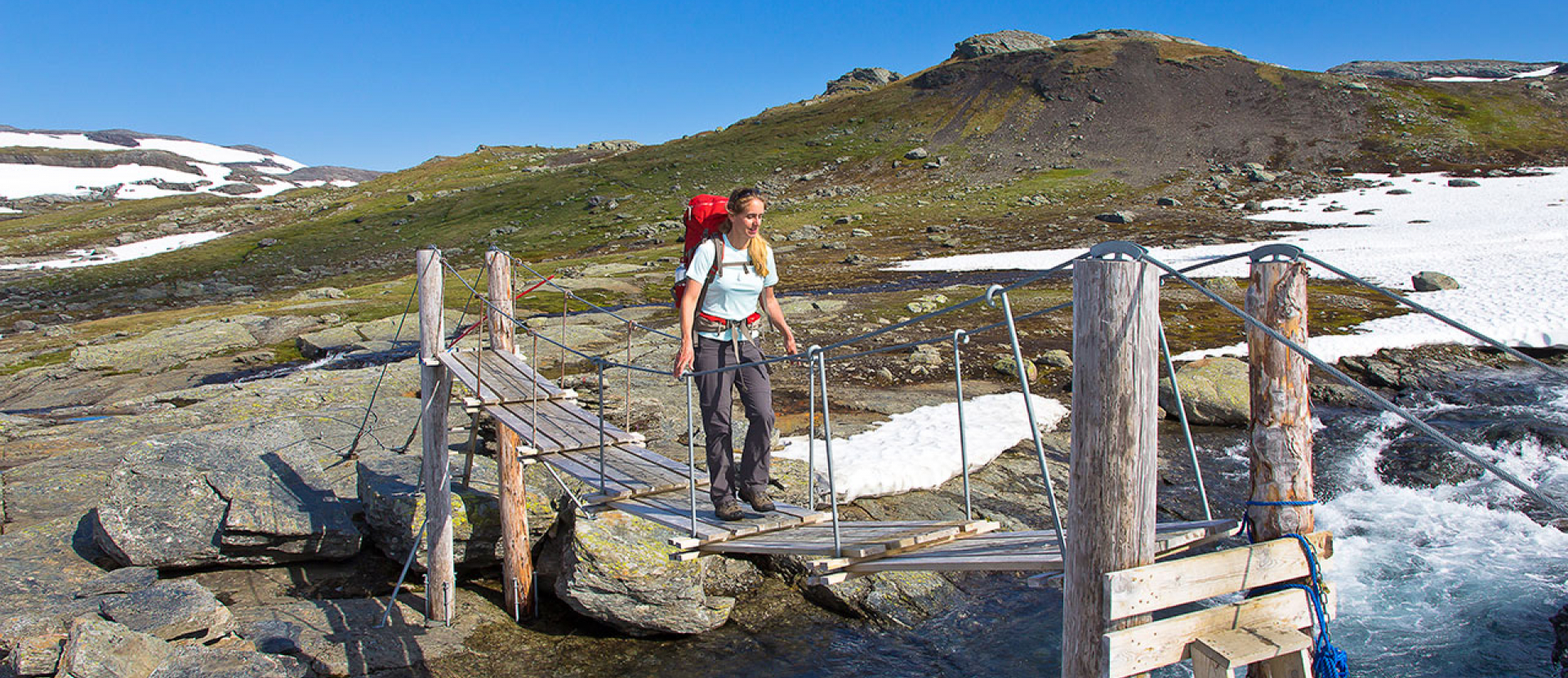Het oversteken van beken en stroompjes komt veelvuldig voor tijdens de eerste etappe.
