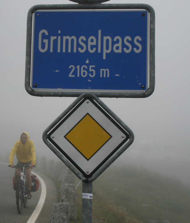 Fietsen in Zwitserland over bergpassen