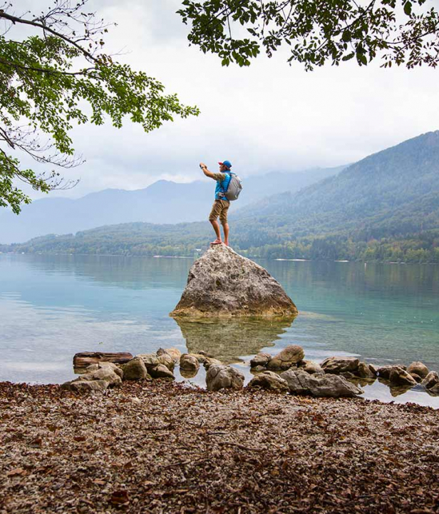 Man op rots in Slovenië