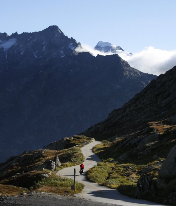 Fietsen in Zwitserland over bergpassen