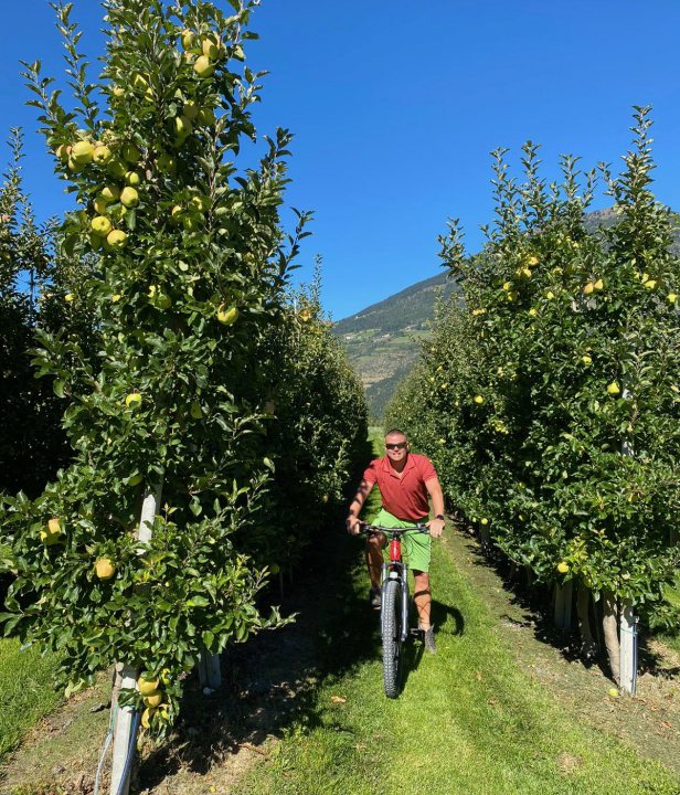 Fietsen tussen de appelgaarden