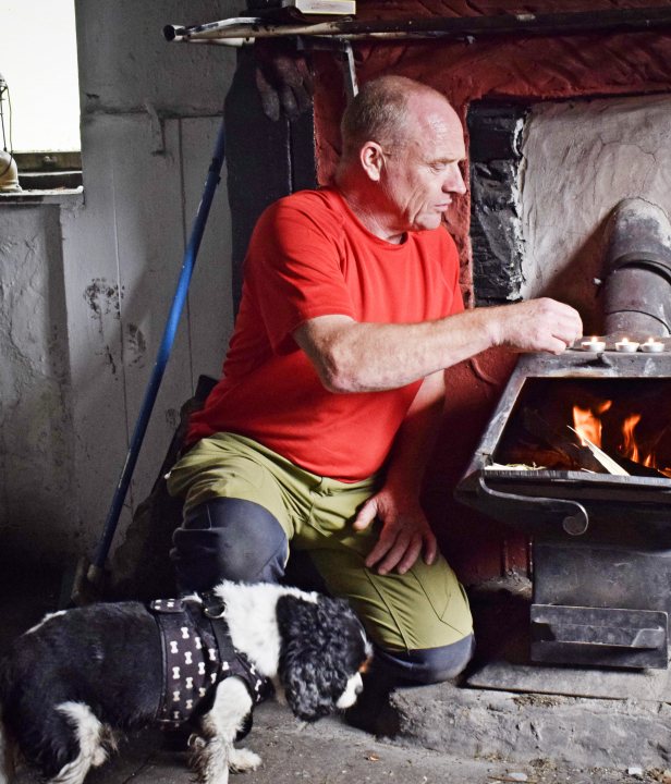 Hondje in Mountain Bothy Lake District