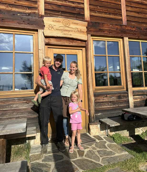 Het gezin dat de hut beheert