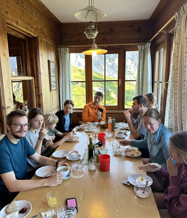 Met z'n allen ontbijten in de hut