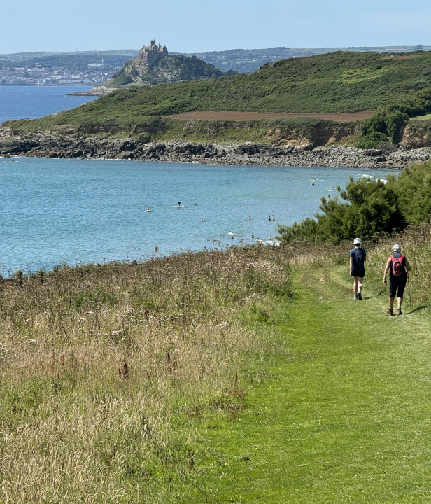 Wandelaars over een smal graspad