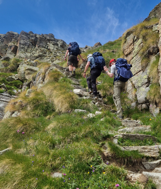 Via het bergpad omhoog