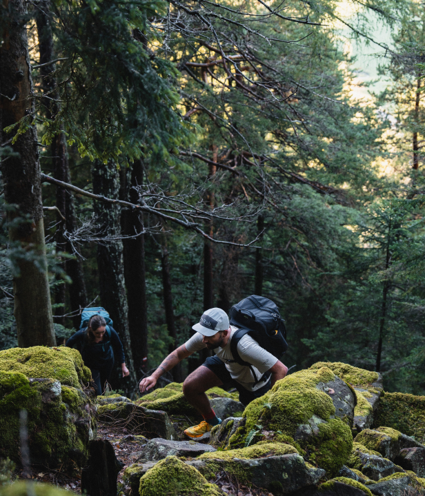 Omhoogklauteren over rotsen