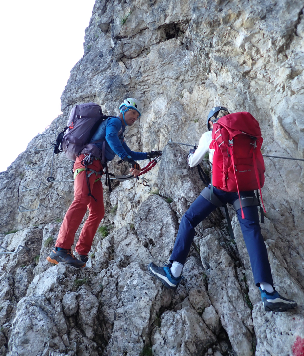 Twee klimmers met rugzakken op