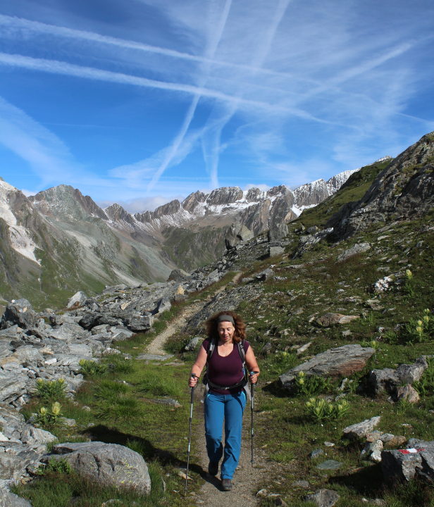Wandelaar die op een bergpaadje loopt, ze komt op je af lopen