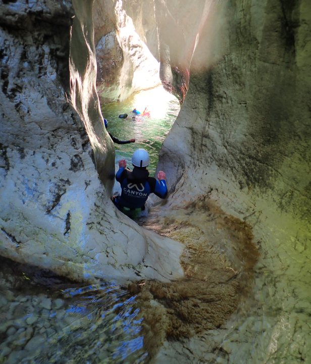 Glijden tijdens een canyoning-tocht
