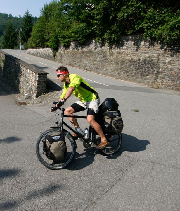 Een tocht voor geoefende fietsers. Veel klimmen en dalen en gemiddeld zo'n 80 km per dag. 