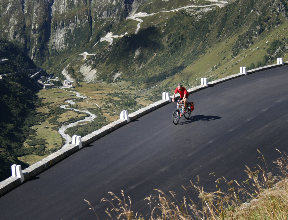 Fietsen in Zwitserland over bergpassen
