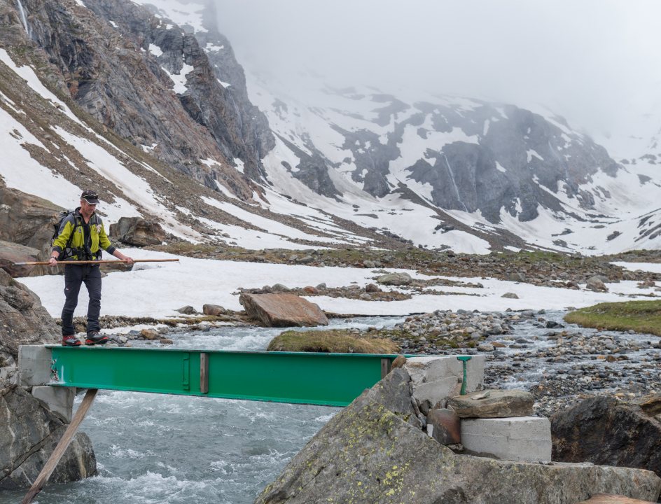 Berggids Sigi Hatzer op de brug over de Maurerbach