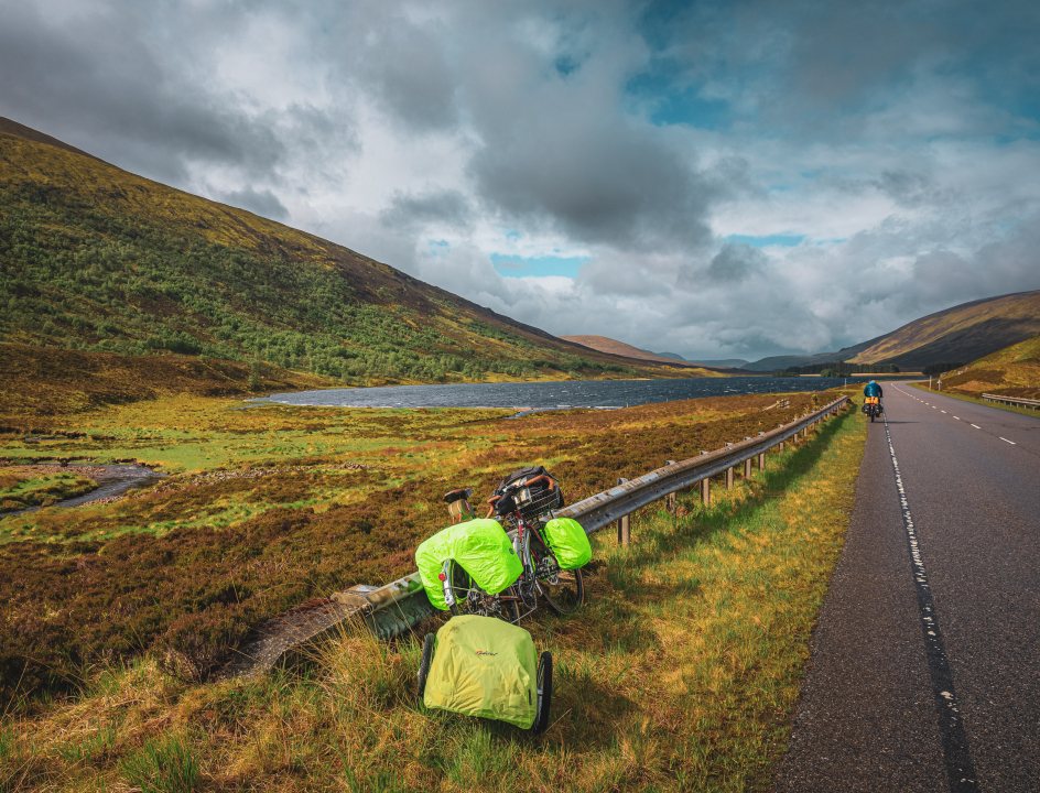 Fiets geparkeerd langs de weg in Schotland