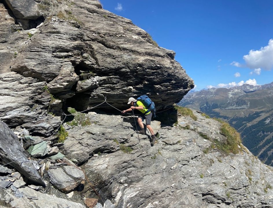 Met zekering aan stalen kettingen wandelen