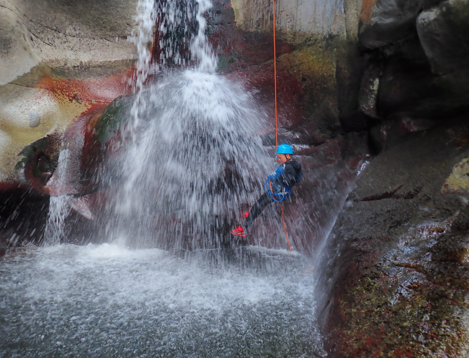 Canyoningen in een waterval