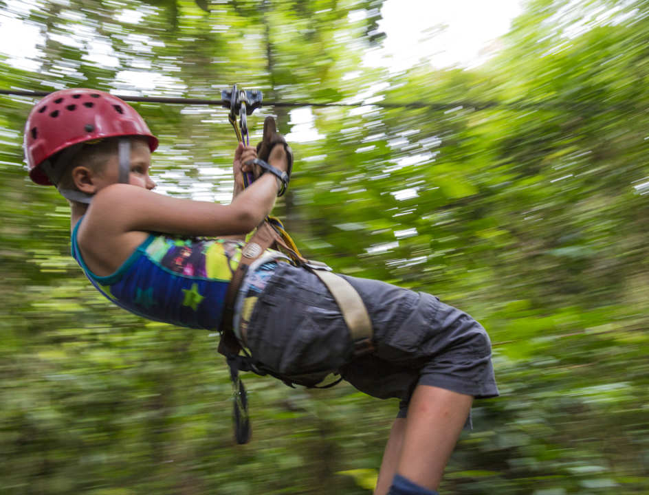 Kind aan een slackline