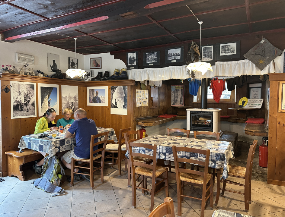 Lunchen in een berghut