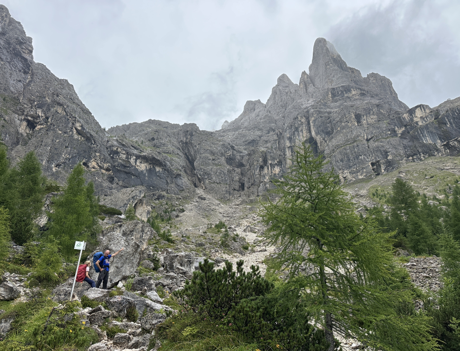 Twee wandelaars in de bergen