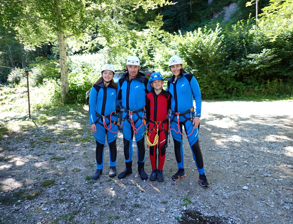 Vier mensen volledig in canyoning-tenue