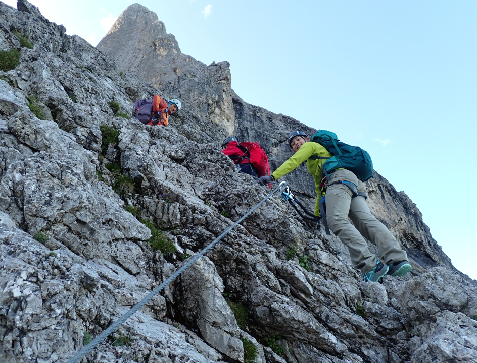 Klimmers met rugzak op een via ferata route