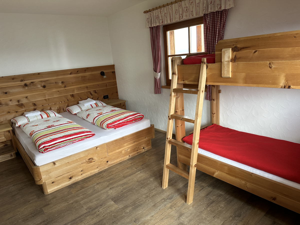 Kamer met stapelbed en een tweepersoonsbed