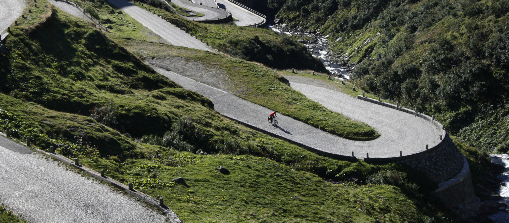 Fietsen in Zwitserland over bergpassen