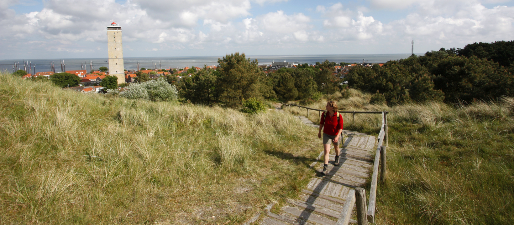 Waddenpad, vrouw loopt op de trap met mooi uitzicht