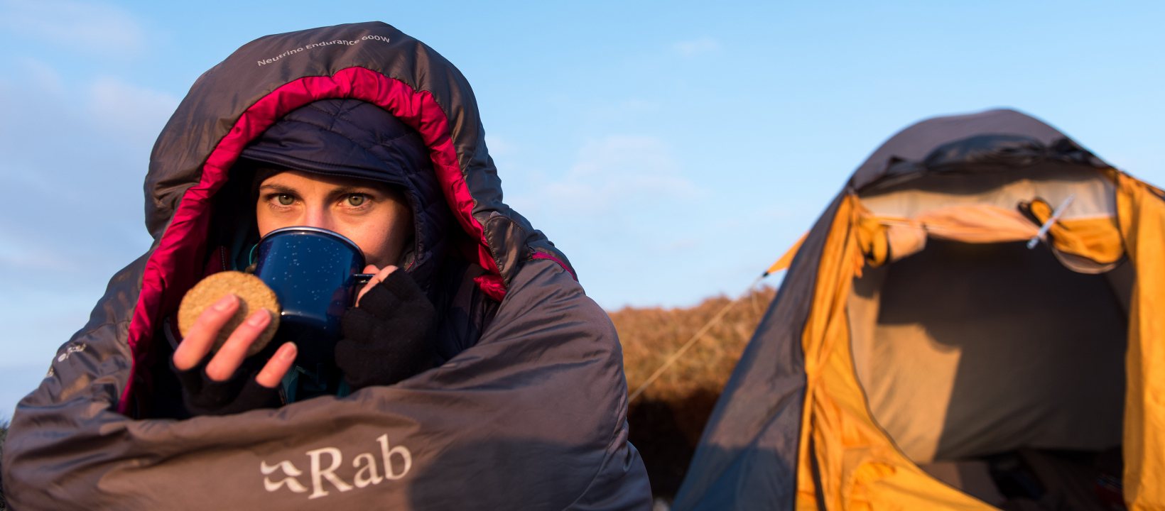 Drinken uit beker in slaapzak