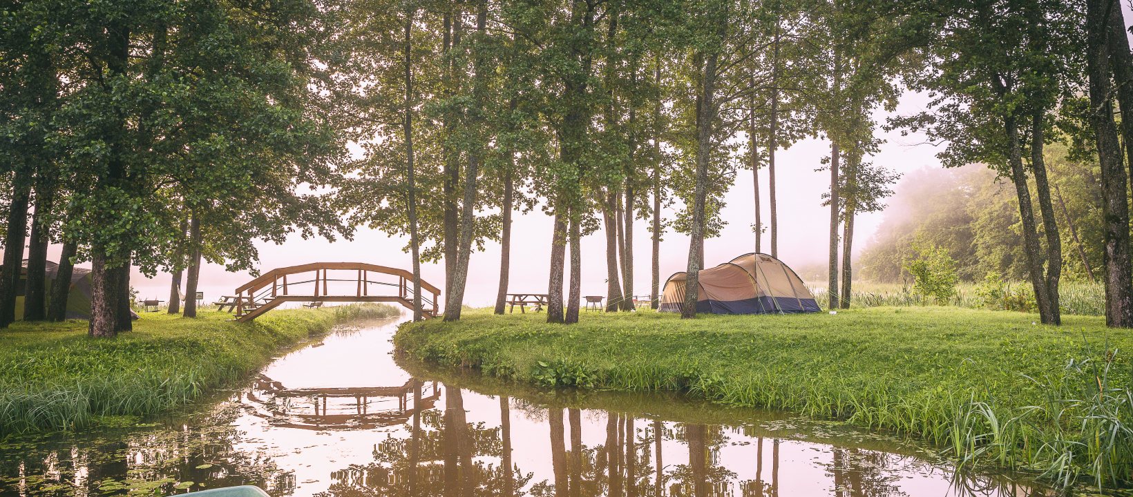Tent aan een meer