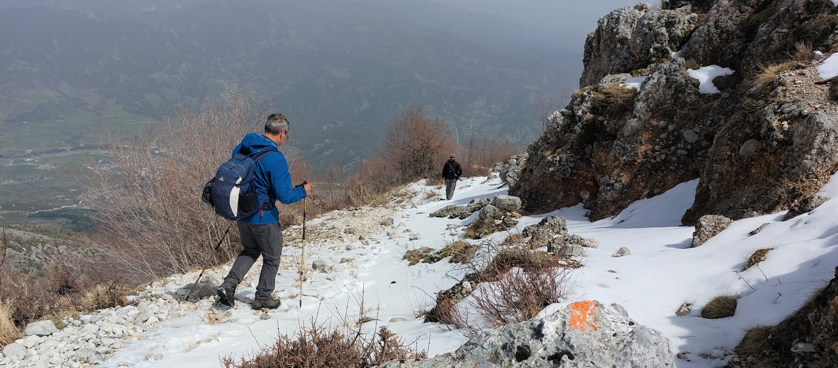 Wandelen in de sneeuw in Albanie