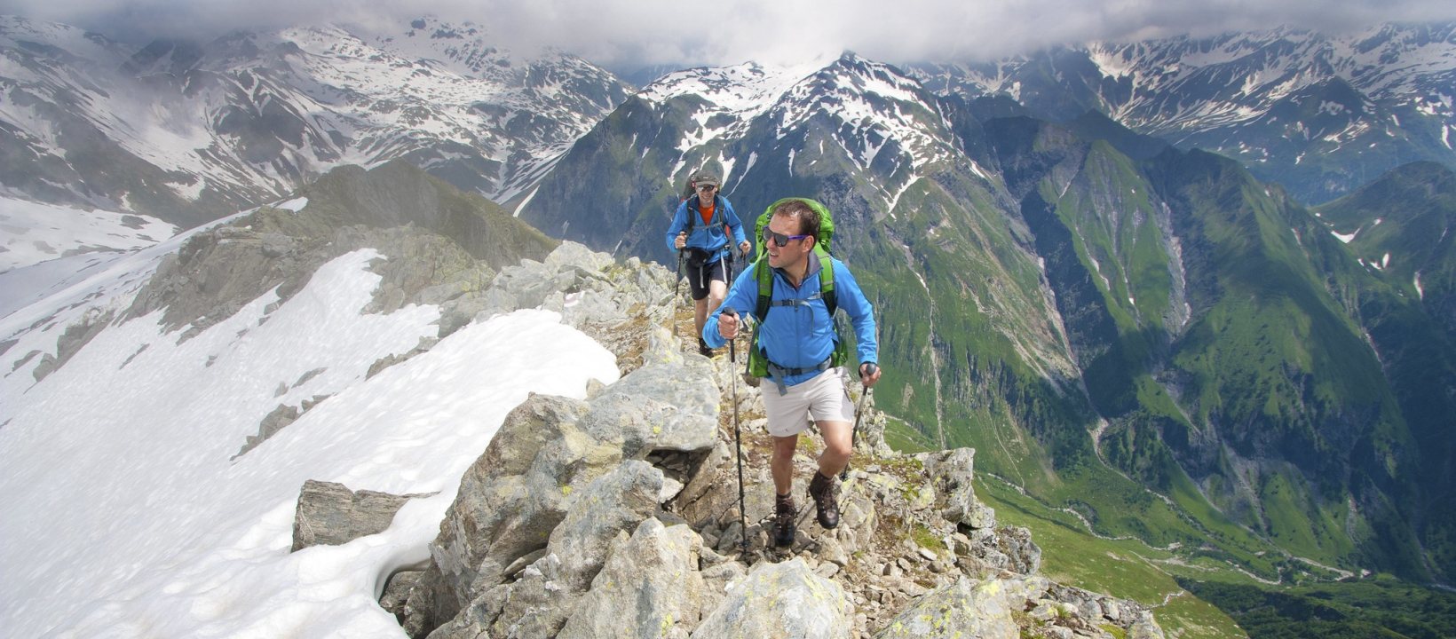 Berwandelaars op bergkam
